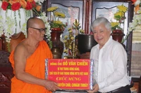 Đồng chí Đỗ Văn Chiến thăm, chúc mừng Hội Đoàn kết sư sãi yêu nước tỉnh Bạc Liêu.