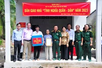 Đại tá Trần Văn Trai, Phó Tư lệnh Bộ Tư lệnh Thành phố Hồ Chí Minh cùng chính quyền địa phương bàn giao nhà tình nghĩa Quân-Dân. (Ảnh: Hữu Tân)