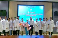 Ban giám đốc Bệnh viện Đà Nẵng tặng hoa chúc mừng bệnh nhân hồi phục sau ca ghép tế bào gốc tự thân.