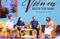 Nhà thơ Nguyễn Tiến Thanh (thứ hai từ phải sang) cùng các bạn văn thơ tại buổi ra mắt tập thơ. (Ảnh: TRƯƠNG VỊ)
