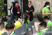 Các em nhỏ hào hứng tham gia hoạt động giới thiệu sách của Nhà xuất bản Phụ nữ Việt Nam trong khuôn khổ Ngày Sách và Văn hóa đọc 2022.