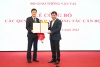 Bộ trưởng Nguyễn Văn Thắng trao quyết định bổ nhiệm Cục trưởng Đăng kiểm Việt Nam cho ông Nguyễn Chiến Thắng.