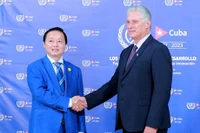 Chủ tịch Cuba Miguel Díaz-Canel đón Phó Thủ tướng Trần Hồng Hà trước giờ khai mạc Hội nghị. (Ảnh: Báo Chính phủ)