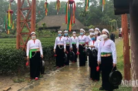 Đồng bào Mường đón khách du xuân tại Làng.
