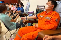 Cán bộ, công nhân viên ngành điện Thành phố Hồ Chí Minh tham gia hiến máu nhân đạo.