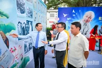 Tổng Biên tập Lê Quốc Minh giới thiệu về triển lãm tới các đại biểu. (Ảnh: THÀNH ĐẠT)