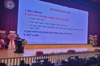 Một chuyên gia trình bày báo cáo tại hội nghị.