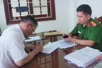 Đại diện cơ quan điều tra làm việc với bị can.