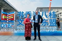 Dịch giả Nguyễn Lệ Chi (Chibooks) và tác giả Đỗ Quang Tuấn Hoàng. (Ảnh: Chibooks)