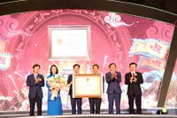 Ông Nông Quốc Thành, Phó Cục trưởng Cục Di sản trao Quyết định công nhận Lễ hội đền Nguyễn Cảnh Hoan là Di sản văn hóa phi vật thể Quốc gia. (Ảnh: DHA)