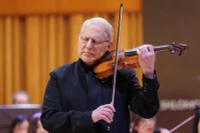 Huyền thoại violin thế giới Shlomo Mintz đã mang đến cho khán giả Việt Nam đêm diễn giàu cảm xúc. (Ảnh: HÒA NGUYỄN)