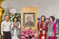 Bảo tàng Phụ nữ Việt Nam tiếp nhận tranh chân dung bà Nguyễn Thị Định làm từ lá sen.