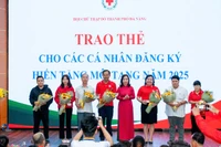 Hội Chữ thập đỏ thành phố Đà Nẵng trao thẻ hiến, tặng mô cho 10 cá nhân đại diện cho 100 cá nhân đã đăng kí đơn hiến mô tạng.