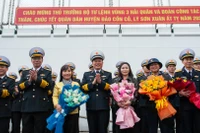 Lãnh đạo Vùng 3 Hải quân tặng hoa tiễn đoàn công tác.