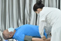 Đội ngũ y, bác sĩ Trại tạm giam số 1 Công an thành phố Hà Nội theo dõi sức khỏe định kỳ cho can phạm. (Ảnh: Thủy Nguyên)