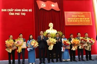 Bí thư và Phó Bí thư Thường trực Tỉnh ủy Phú Thọ tặng hoa các đồng chí lãnh đạo tiên phong, gương mẫu trong thực hiện việc sắp xếp, tinh gọn bộ máy.