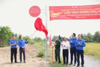 Bí thư Trung ương Đoàn, Chủ tịch Hội Liên hiệp Thanh niên Việt Nam Nguyễn Tường Lâm (thứ hai từ trái sang) cùng đại diện các đơn vị liên quan cắt băng khánh thành công trình "Thắp sáng đường biên" tại huyện Đức Huệ, tỉnh Long An, trong khuôn khổ Lễ ra quân Chương trình "Tháng ba biên giới" năm 2025.