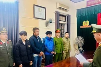 Cơ quan An ninh điều tra Công an thành phố Huế tống đạt quyết định khởi tố vụ án, khởi tố bị can và bắt tạm giam các đối tượng trong đường dây mua bán gần 56 triệu thông tin dữ liệu cá nhân. (Ảnh: HẢI LAN)