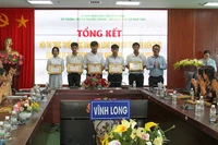 Ban tổ chức trao giải cho các cá nhân đạt giải. 