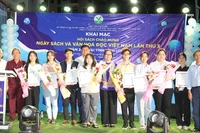 Trao thưởng cho sinh viên đạt giải cuộc thi giới thiệu sách với chủ đề: "Sách - Người bạn truyền cảm hứng" năm 2024. 