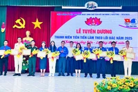 Những thanh niên tiên tiến làm theo lời Bác được tuyên dương. (Ảnh: BÁ DŨNG)