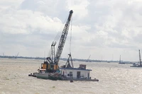 Nhiều phương tiện đang khai thác cát sông trên địa bàn tỉnh Vĩnh Long (Ảnh: Minh hoạ).