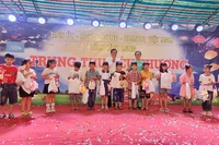 Lãnh đạo tỉnh Vĩnh Long trao quà Trung thu cho các em. 