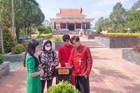 Du khách thử nghiệm check-in Bảng NFC thuộc Dự án “Yêu lắm Việt Nam” tại Vĩnh Long. 