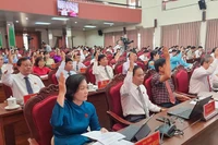 Đại biểu biểu quyết thống nhất Nghị quyết tại kỳ họp. 