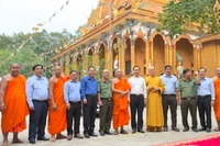 Bí thư Tỉnh ủy Vĩnh Long Trần Tiến Dũng chụp hình lưu niệm với Hội đoàn kết sư sãi yêu nước và chùa Hạnh Phúc Tăng. 