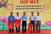 Bí thư Tỉnh ủy Vĩnh Long Bùi Văn Nghiêm trao quà cho nông dân sản xuất, kinh doanh giỏi tiêu biểu. 