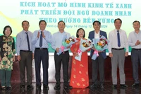 Lãnh đạo tỉnh Vĩnh Long chúc mừng Câu lạc bộ dẫn đầu - Thương hiệu tiêu biểu Vĩnh Long. 