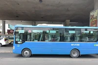 Tuyến xe buýt 152 (Khu dân cư Trung Sơn-Bến Thành-Sân bay Tân Sơn Nhất) phục vụ đưa đón hành khách tại sân bay Tân Sơn Nhất. (ảnh: QUÝ HIỀN)