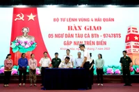 Đại diện Bộ Tư lệnh Vùng 4 Hải quân ký biên bản bàn giao 5 ngư dân trên tàu cá bị nạn cho đại diện Bộ Chỉ huy Bộ đội Biên phòng tỉnh Bình Thuận và Ủy ban nhân dân thành phố Phan Thiết.