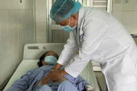 Một trong 4 bệnh nhân được tán sỏi bằng ống nội soi mềm.