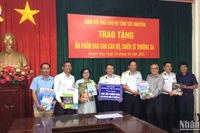 Lãnh đạo Hội Nhà báo 5 tỉnh Tây Nguyên tặng ấn phẩm báo chí cho Bộ Tư lệnh Vùng 4, Hải Quân.