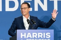 Ông Josh Shapiro, Thống đốc bang Pennsylvania, phát biểu tại cuộc mít-tinh ủng hộ bà Kamala Harris tranh cử Tổng thống Mỹ, ngày 29/7/2024. (Ảnh: Getty Images/TTXVN)