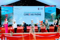 Các đại biểu thực hiện nghi thức khởi công dự án Core5 tại Hải Phòng.