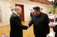 Nhà lãnh đạo Triều Tiên Kim Jong-un (phải) và Tổng thống Nga Vladimir Putin tại cuộc gặp ở Bình Nhưỡng ngày 19/6/2024. Ảnh: Yonhap/TTXVN.