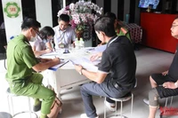 Công an quận Thanh Khê và các đơn vị chức năng kiểm tra tại Cơ sở kinh doanh Karaoke Camel (phường Thanh Khê Đông, quận Thanh Khê).