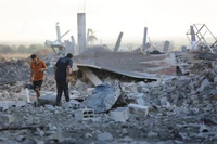 Cảnh đổ nát sau cuộc tấn công của Israel tại trại tị nạn Al-Bureij ở Dải Gaza. (Ảnh: THX/TTXVN)