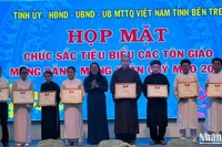 Lãnh đạo tỉnh trao bằng khen cho các cá nhân có nhiều đóng góp tích cực trong xây dựng khối đoàn kết dân tộc.