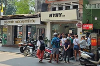 Khách du lịch nước ngoài đứng xếp hàng chờ mua bánh mì tại một cửa hàng nhỏ trên phố Lý Quốc Sư, Hà Nội. (Ảnh: T.LINH)