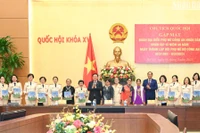 Chủ tịch Quốc hội Vương Đình Huệ trao quà lưu niệm cho các đại biểu tại buổi gặp mặt. (Ảnh: DUY LINH)