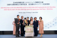 Các đại biểu Nhật Bản, Việt Nam cùng Đại sứ du lịch Nhật Bản thực hiện nghi thức phát động chiến dịch "Khám phá Nhật Bản, khởi nguồn đam mê". (Ảnh: JNTO)