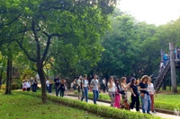 Du khách tham quan Bảo tàng Dân tộc học. (Ảnh: T.LINH)