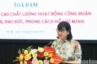 Đồng chí Vũ Thị Mai Lan, Phó Chủ tịch Thường trực Công đoàn Bộ Tài nguyên và Môi trường trình bày tham luận tại tọa đàm. (Ảnh: THÀNH ĐẠT)