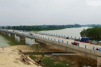 Cầu sông Dinh trên tuyến đường ven biển Quảng Bình được thi công vượt tiến độ nhưng dự án đang “tắc” do chưa giải phóng được mặt bằng.