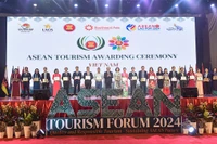 Bộ trưởng Nguyễn Văn Hùng trao Giải thưởng Du lịch ASEAN 2024 cho các địa phương, đơn vị của Việt Nam. (Ảnh: Cục Du lịch Quốc gia Việt Nam)