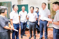  Đoàn giám sát của Hội đồng nhân dân thành phố Hà Nội tiến hành giám sát chuyên đề "Việc thực hiện các quy định của pháp luật trong quản lý, sử dụng tài sản công là nhà, đất thuộc sở hữu nhà nước của thành phố" tại Công ty trách nhiệm hữu hạn một thành viên Quản lý và Phát triển nhà Hà Nội. (Ảnh GIA HUY) Đoàn giám sát của Hội đồng nhân dân thành phố Hà Nội tiến hành giám sát chuyên đề "Việc thực hiện các quy định của pháp luật trong quản lý, sử dụng tài sản công là nhà, đất thuộc sở hữu nhà nước của thành phố" tại Công ty trách nhiệm hữu hạn một thành viên Quản lý và Phát triển nhà Hà Nội. (Ảnh GIA HUY)